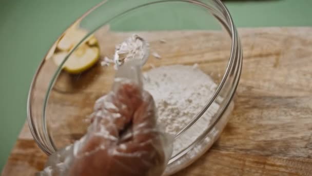 Coloquei uma colher de farinha no ingrediente. 4k vídeo — Vídeo de Stock