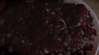 Yabanmersinli turta için dondurulmuş çilek. 4k makro video