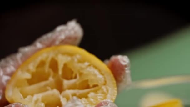 Schiaccio i limoni con entrambe le mani per avere il succo. 4k video — Video Stock