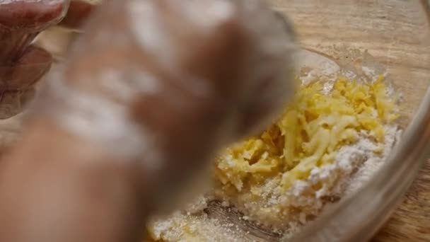 Preparación de los ingredientes para el pastel de arándano. Un vaso de jugo de manzana. Vídeo 4k — Vídeos de Stock