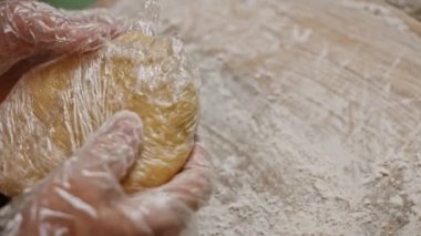 Filmdeki hamuru açtım. 4k video