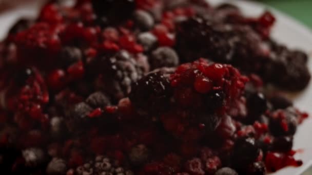 Aku menaruh berry dalam campuran untuk Bluberry Pie. Video 4k — Stok Video