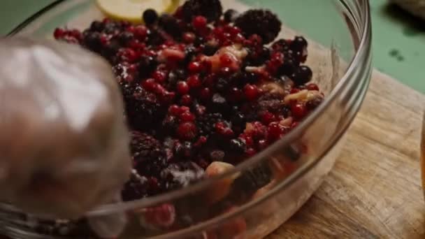 Keverjük össze a bogyókat a Bluberry Pie keverékével. 4k videó — Stock videók