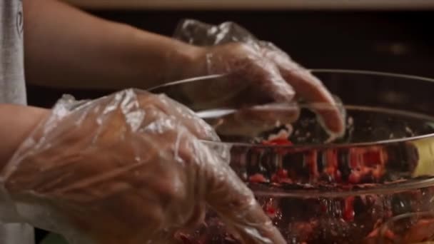 Préparation des ingrédients pour Bluberry Pie. Un verre de jus de pomme. Vidéo 4k — Video