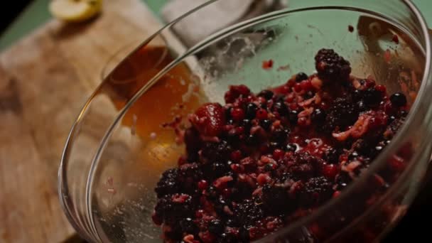 Preparare gli ingredienti per Bluberry Pie. Un bicchiere di succo di mela. 4k video — Video Stock