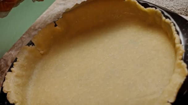 Włożyłem ciasto do naczynia do pieczenia dla Bluberry Pie. 4k wideo — Wideo stockowe