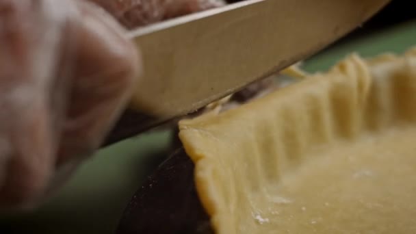 Puse la masa en el molde para hornear para Bluberry Pie. Vídeo 4k — Vídeos de Stock