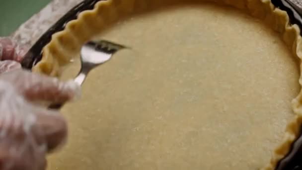 Je fais des trous dans la pâte avec une fourchette. Vidéo 4k — Video