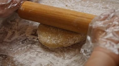 Yaban mersinli turta için hamuru oklavayla yaydım. 4k video