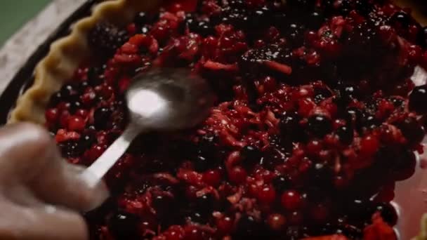 블루베리 파이를 만들기 위해 반죽에 베리 혼합물을 붓습니다. 4k 비디오 — 비디오