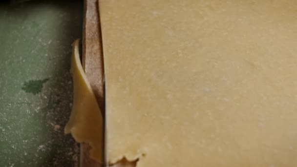 Den Teig mit einem Messer für Bluberry Pie ausstechen. 4k-Video — Stockvideo