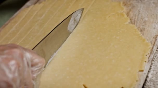 Tagliare l'impasto con un coltello per Bluberry Pie. 4k video — Video Stock