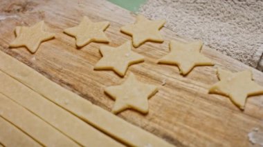 Bluberry Pie için hamurda yıldız şekilleri yapıyorum. 4k video