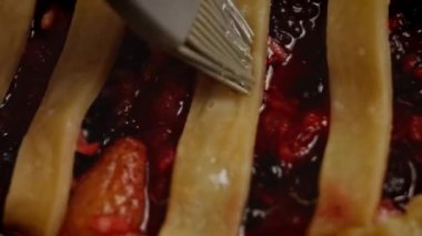 Amerikan bayrağı şeklinde yumurtalı böğürtlenli turta. 4k video