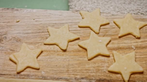 Csillagformákat készítek a tésztából a Bluberry Pie-nek. 4k videó — Stock videók