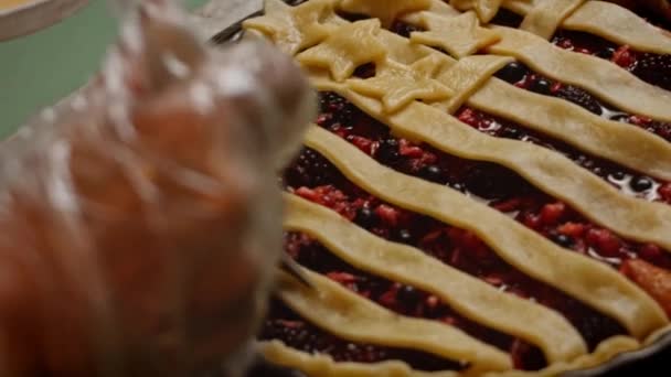 Vet met ei Bessen Pie in de vorm van de Amerikaanse vlag. 4k video — Stockvideo