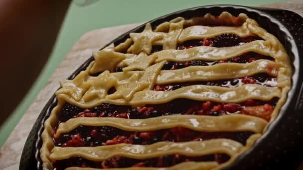 Jag hällde socker över Berry Pie i form av den amerikanska flaggan. 4k-video — Stockvideo