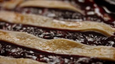 Amerikan bayrağı şeklinde meyveli turta. 4k video