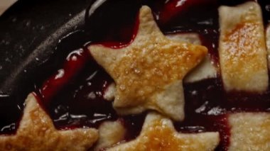 Amerikan bayrağı şeklinde meyveli turta. 4k video