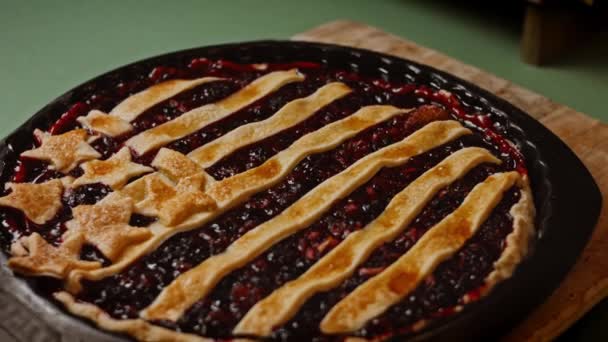 Torta alle bacche a forma di bandiera americana. 4k video — Video Stock