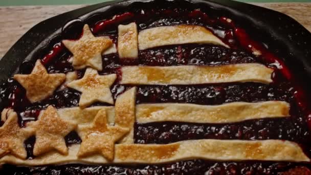 Torta alle bacche a forma di bandiera americana. 4k video — Video Stock