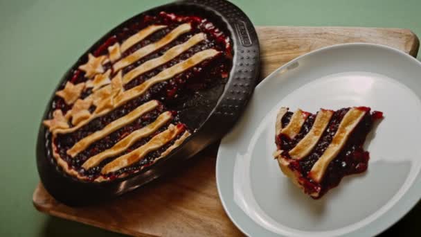 Berries Pie in Form der US-Flagge. 4k-Video — Stockvideo