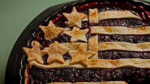 Torta alle bacche a forma di bandiera americana. 4k video — Video Stock