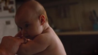 Kadın doktor, yeni doğmuş bebeğin karnına masaj yapıyor. 4k video