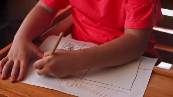 Το κορίτσι ζωγραφίζει σε χαρτί και το απολαμβάνει. Επιμορφωτική. Βίντεο 4k — Αρχείο Βίντεο