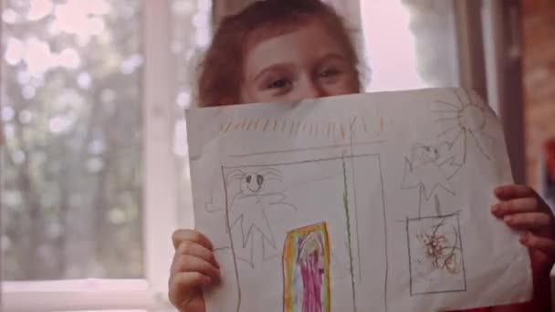Девушка рисует на бумаге и наслаждается. Настольное образование. 4k видео — стоковое видео