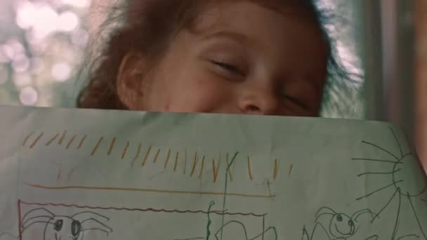 Flickan tecknar på papper och njuter. Bordsutbildning. 4k-video — Stockvideo