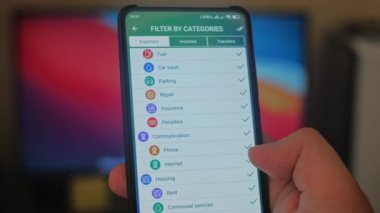 Bitcoin Kripto para birimi Altın Bitcoin BTC Bit Bozukluğu üzerindeki telefon siyah arka planda Bitcoin paralarını kapatın. Telefon ekranı borsaları dinamik şemayı yükseltiyor. 4k makro video