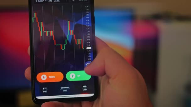 Téléphone sur Bitcoin Crypto devise Or Bitcoin BTC Bit Coin gros plan de Bitcoin pièces sur fond noir. écran de téléphone marchés boursiers graphique dynamique à la hausse. Vidéo macro 4k — Video