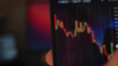 Bitcoin Kripto para birimi Altın Bitcoin BTC Bit Bozukluğu üzerindeki telefon siyah arka planda Bitcoin paralarını kapatın. Telefon ekranı borsaları dinamik şemayı yükseltiyor. 4k makro video