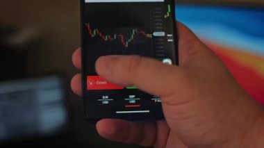Bitcoin Kripto para birimi Altın Bitcoin BTC Bit Bozukluğu üzerindeki telefon siyah arka planda Bitcoin paralarını kapatın. Telefon ekranı borsaları dinamik şemayı yükseltiyor. 4k makro video