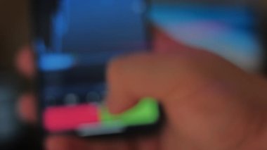 Bitcoin Kripto para birimi Altın Bitcoin BTC Bit Bozukluğu üzerindeki telefon siyah arka planda Bitcoin paralarını kapatın. Telefon ekranı borsaları dinamik şemayı yükseltiyor. 4k makro video