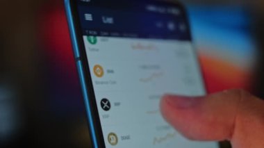 Bitcoin Kripto para birimi Altın Bitcoin BTC Bit Bozukluğu üzerindeki telefon siyah arka planda Bitcoin paralarını kapatın. Telefon ekranı borsaları dinamik şemayı yükseltiyor. 4k makro video