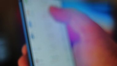 Bitcoin Kripto para birimi Altın Bitcoin BTC Bit Bozukluğu üzerindeki telefon siyah arka planda Bitcoin paralarını kapatın. Telefon ekranı borsaları dinamik şemayı yükseltiyor. 4k makro video