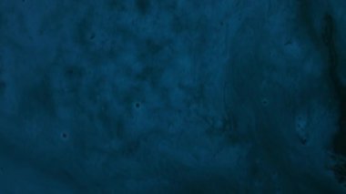 Adam çamaşırhanede arabayı yıkar. Gece çekimi