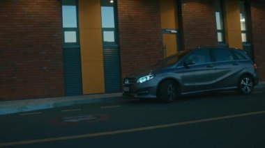 Aile arabası gece LED yüksek performans ütüleriyle filme alındı. 4k video