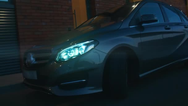 Coche familiar filmado por la noche con planchas led de alto rendimiento. Vídeo 4k — Vídeos de Stock