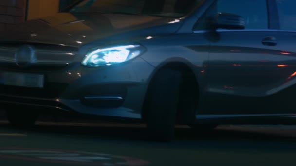Carro familiar filmado à noite com ferros LED de alto desempenho. 4k vídeo — Vídeo de Stock