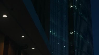 Gece çekilen çok katlı bir ev. Işıklar açıkken ofisleri görebilirsin. 4k video