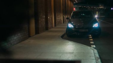 Aile arabası gece LED yüksek performans ütüleriyle filme alındı. 4k video