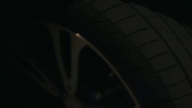 Araba tekerleği, direksiyondaki sarhoş adamın vizyonu. 4k gece videosu