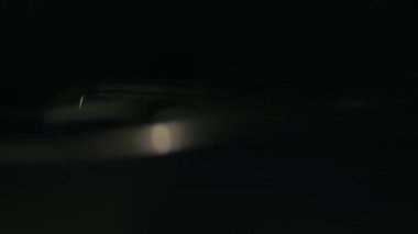 Sağ el sürücüsü elektrikli araç koltuğu ayarlaması ileri doğru hareket etmek ve konum hafıza düğmesi ile yaslanmak için. 4k gece videosu