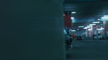 LED ışığı olan araba gece otoparka park edilmiş. 4k video