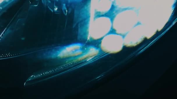 Rodinné auto natočené v noci pomocí vysoce výkonných žehliček LED. Video 4k — Stock video