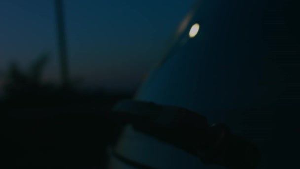 Coche familiar filmado por la noche con planchas led de alto rendimiento. Vídeo 4k — Vídeos de Stock