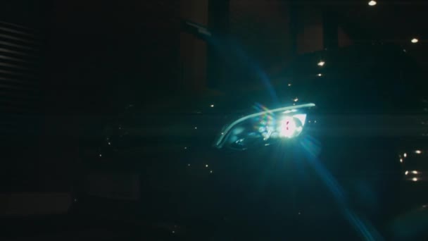 Rodzinny samochód nagrywany w nocy za pomocą wysokiej wydajności żelazek LED. 4k wideo — Wideo stockowe